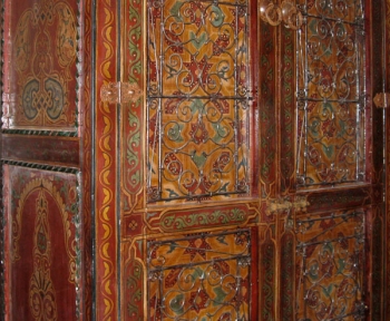 Orientalischer Extra-hoher Schrank aus Holz und Kunstschmiedeisen 