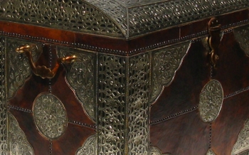 Orientalische XL- Truhe mit Leder und Silber-Metall-Verkleidung