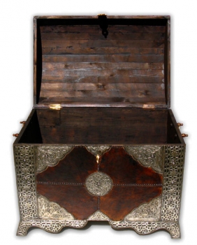 Orientalische XL- Truhe mit Leder und Silber-Metall-Verkleidung